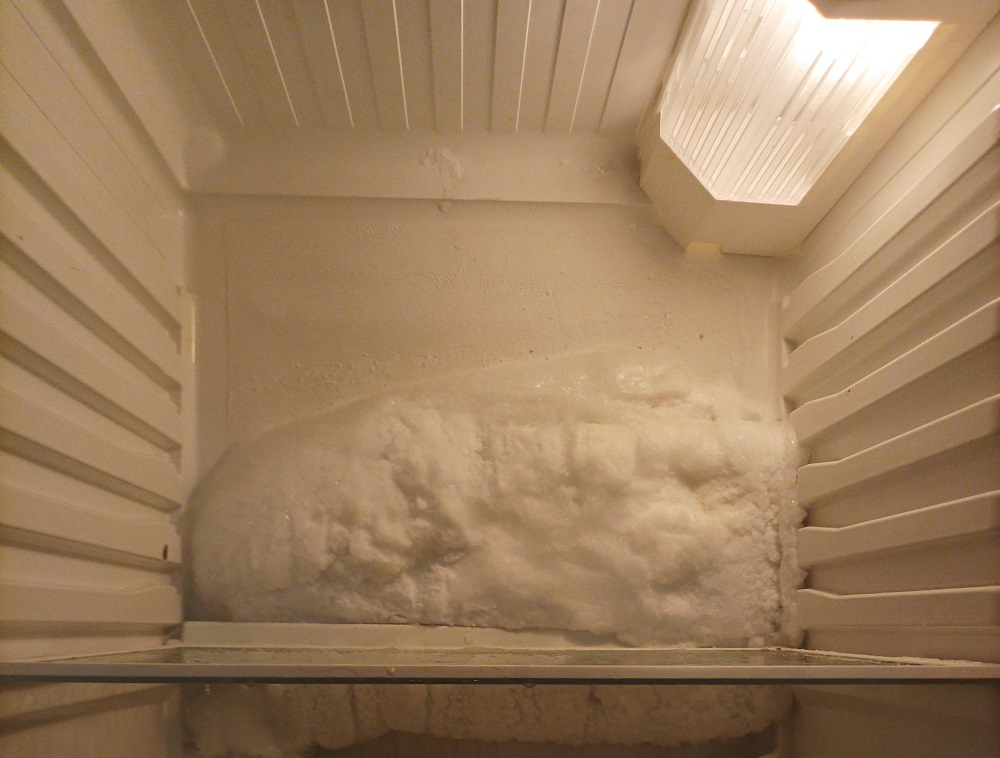 Лед на задней стенке холодильника