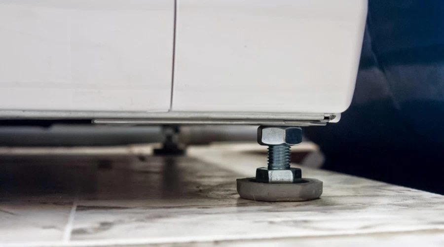 Стиральная машина на кухне под столешницей Стиральная машина на кухне под столешницей