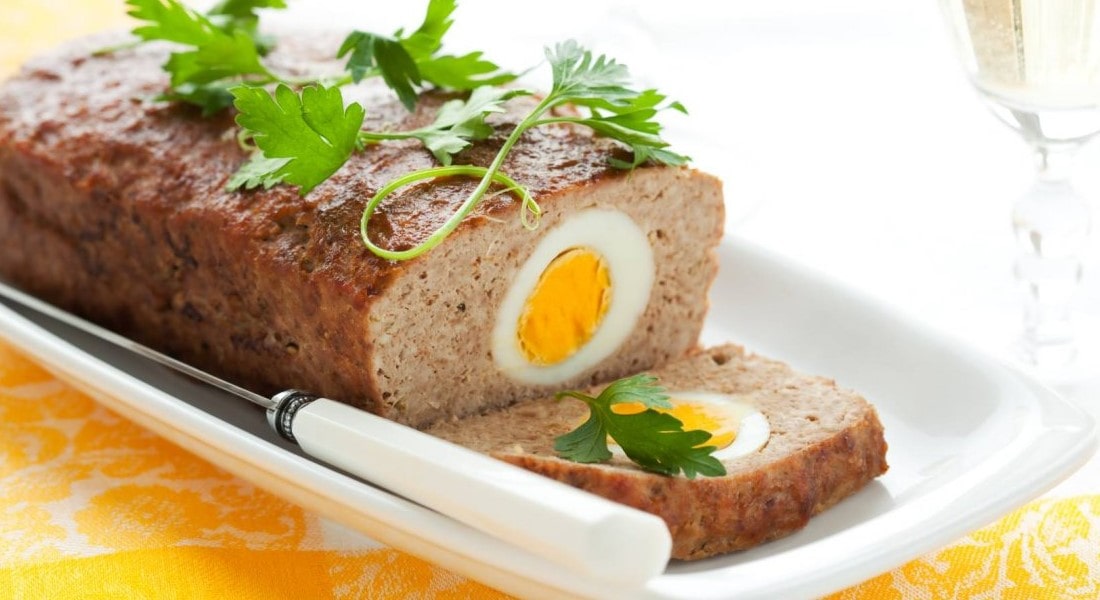 Мясной рулет с яйцом