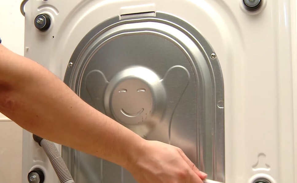 Почему стиральная машина прыгает при отжиме и как решить эту проблему Почему стиральная машина прыгает при отжиме и как решить эту проблему