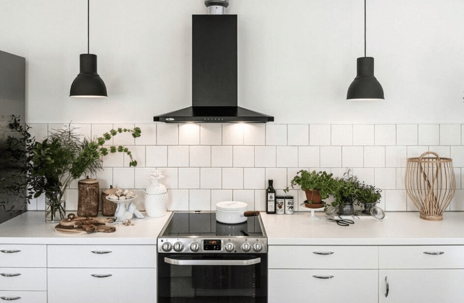 На какой высоте вешать вытяжку