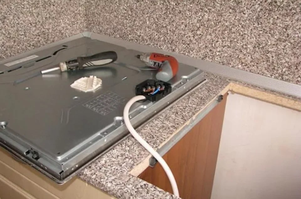 Как установить варочную панель в столешницу Как установить варочную панель в столешницу