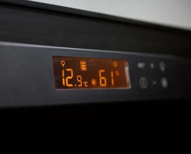 Монотемпературный винный шкаф EuroCave V-PURE-M Р-300029-M (preview 4)