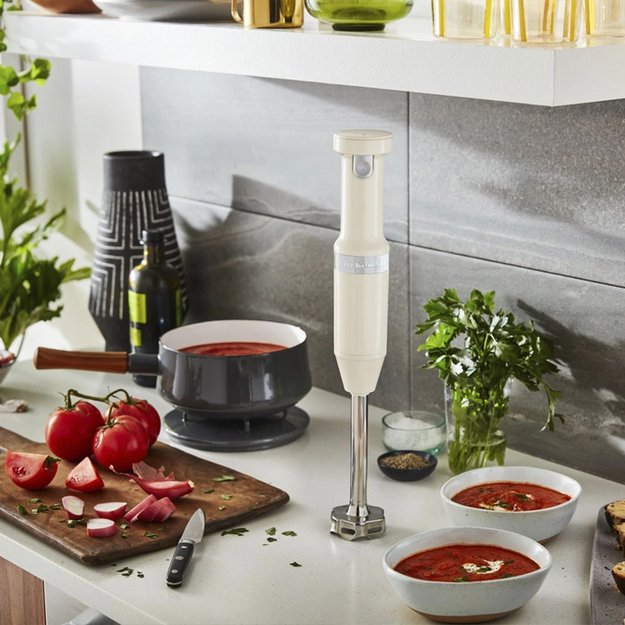 Погружной блендер беспроводной KitchenAid 5KHBBV53EAC кремовый (preview 10)