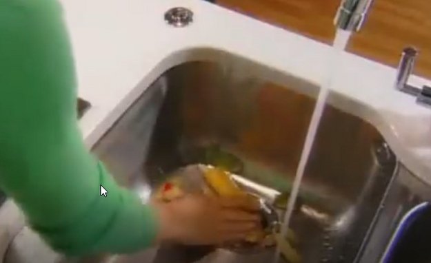 Измельчитель пищевых отходов InSinkErator ISE S60 (video 2)