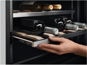 Встраиваемый винный шкаф AEG KWE884520M фото 4 в Екатеринбурге