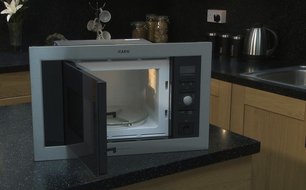 Микроволновая печь АЕГ MC1763E-M фото 3 в Екатеринбурге Микроволновая печь AEG MC1763E-M фото 3 в Екатеринбурге