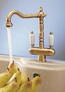 Смеситель Franke Old England золото (с двумя ручками) фото 2 в Екатеринбурге