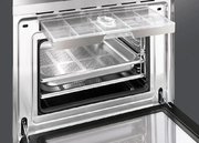 Компактный духовой шкаф с пароваркой Smeg SF4920VCB фото 3 в Екатеринбурге