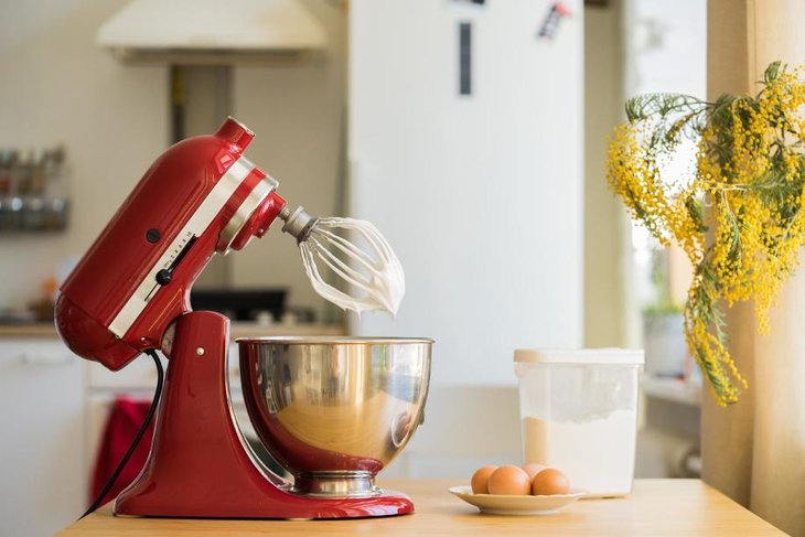 Яркий планетарный миксер KitchenAid