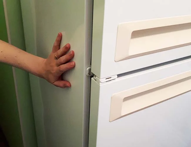 Почему греются боковые стенки холодильника?