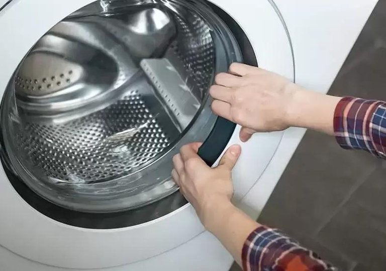 Как открыть дверцу люка стиральной машины, если она заблокирована