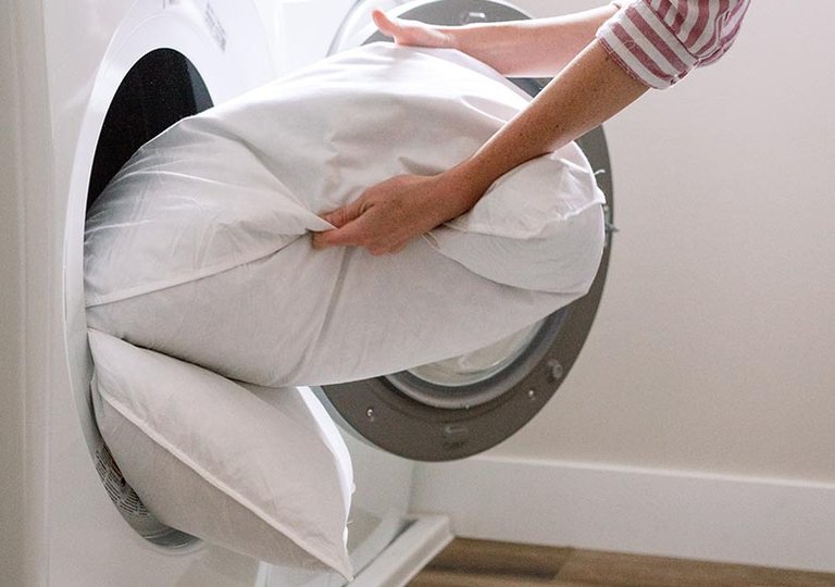 Можно ли стирать подушки в стиральной машине?