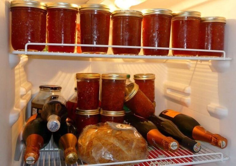 Можно ли, как и сколько хранить икру в холодильнике?