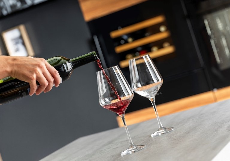 Преимущества встраиваемых и отдельностоящих винных шкафов