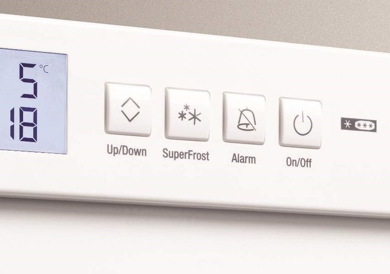 В холодильнике Liebherr мигает Alarm