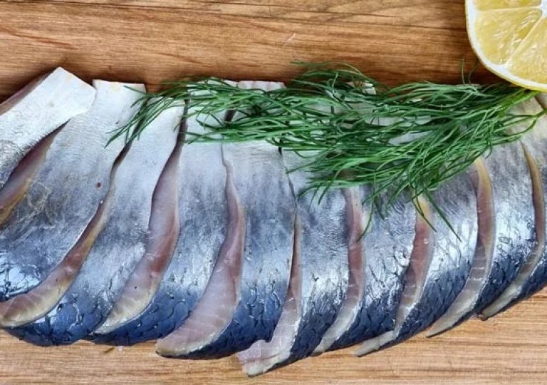 Можно ли, как и сколько хранить соленую рыбу в холодильнике?