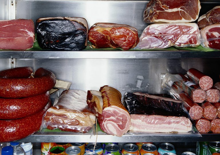 Можно ли, как и сколько хранить колбасу в холодильнике?