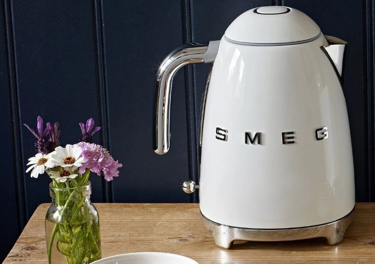 Обзор чайника Smeg KLF05WHEU 