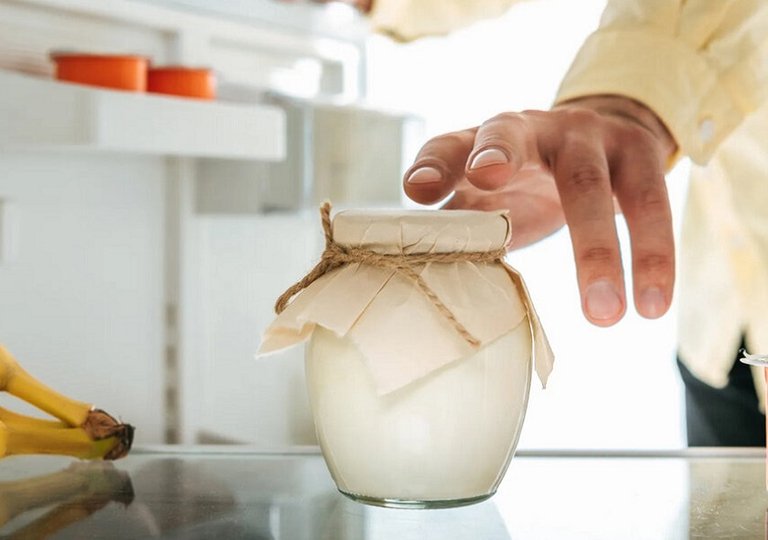 Можно ли, как и сколько хранить сметану в холодильнике